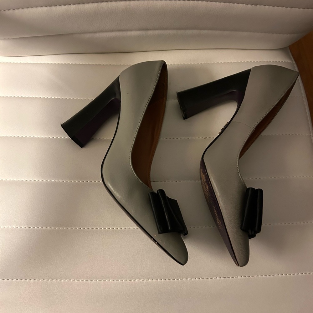 Elegant Gray Women's Heels with Black Bow